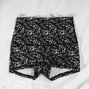 Lululemon Shine Shorts sz 4 Athletic Spandex Yoga